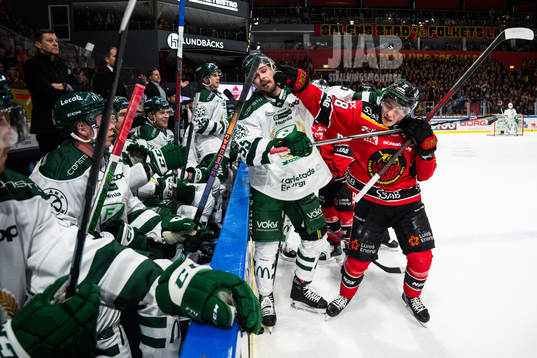 Färjestads Linus Johansson och Luleås Olli Nikupeteri