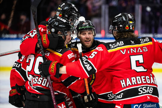 Luleås Linus Omark jublar med lagkamrater