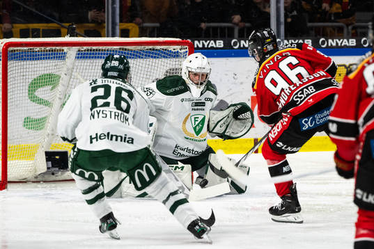 Luleås Pontus Andreasson sätter 2-0 bakom Färjestads