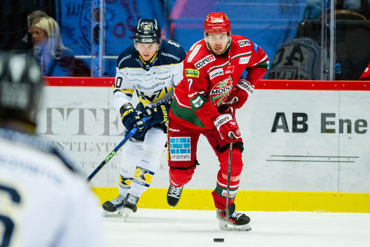 HV71s Oskar Stål-Lyrenäs och MoDos Pontus Näsén