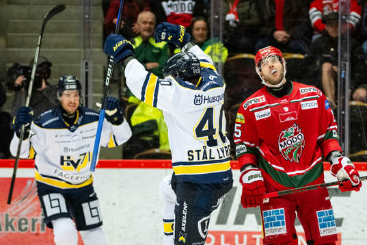 HV71s Oskar Stål-Lyrenäs jublar