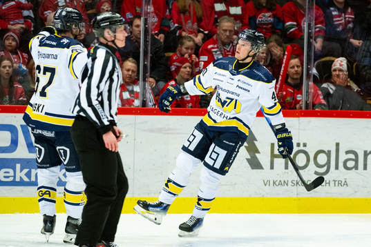 HV71s Oskar Stål-Lyrenäs jublar