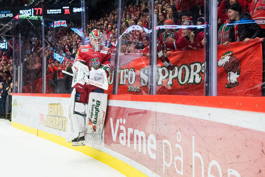 MoDos målvakt Lassi Lehtinen jublar