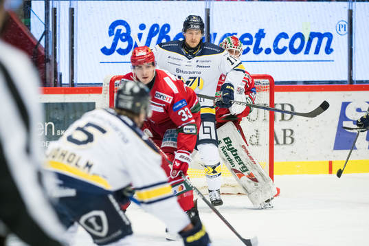 MoDos målvakt Lassi Lehtinen och HV71s Simon Önerud