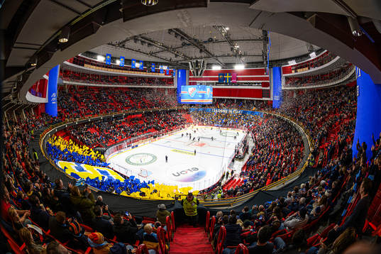Djurgårdens och Södertäljes supportrar med tifo
