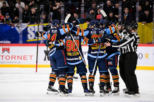 Djurgårdens Axel Andersson jublar med lagkamrater