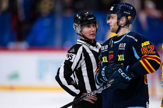 Linjedomare Anna Hammar och Djurgårdens Wiktor Nilsson