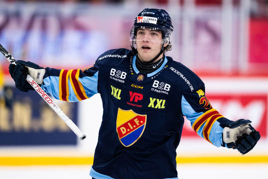 Djurgårdens Emil Berglund reagerar