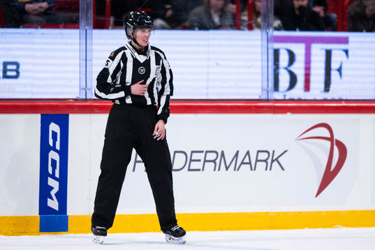 Linjedomare Anna Hammar har ont