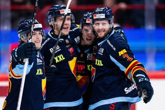 Djurgårdens Alexander Ytterell jublar med Emil Berglund,