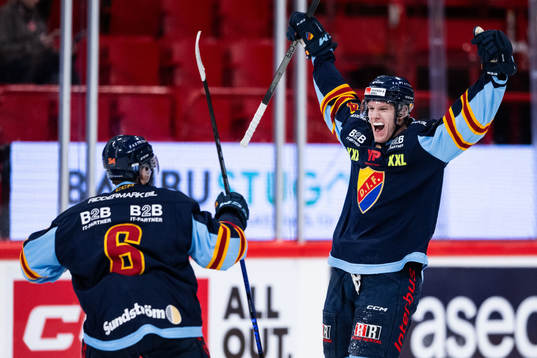 Djurgårdens Edvin Hammarlund jublar med Arvid Bergström