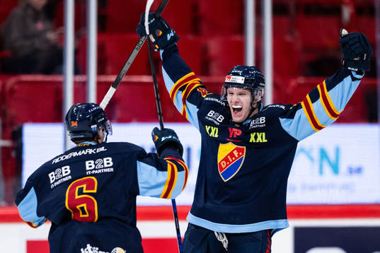Djurgårdens Edvin Hammarlund jublar med Arvid Bergström