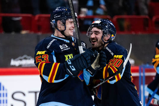 Djurgårdens David Blomgren och Kevin Karlsson jublar