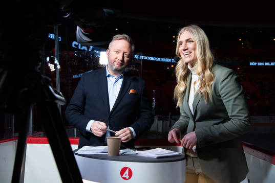TV-expert Fredrik Söderström och programledare Kajsa