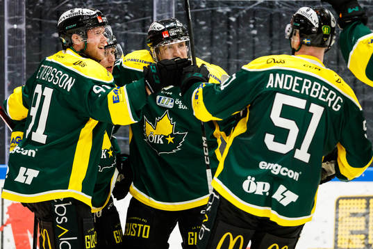 Östersunds Karl Johansson jublar med lagkamrater