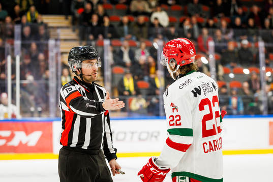Moras Måns Carlsson i samtal med Domare David Laksola