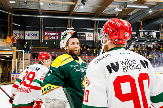 Östersunds målvakt Andreas Ljunggren i samtal emd Moras