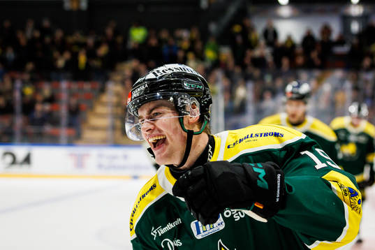 Östersunds Isak Garfve jublar