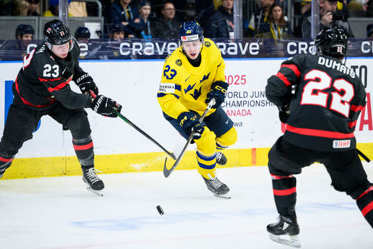 Ty Nelson of Canada and Jonathan Lekkerimäki of Sweden
