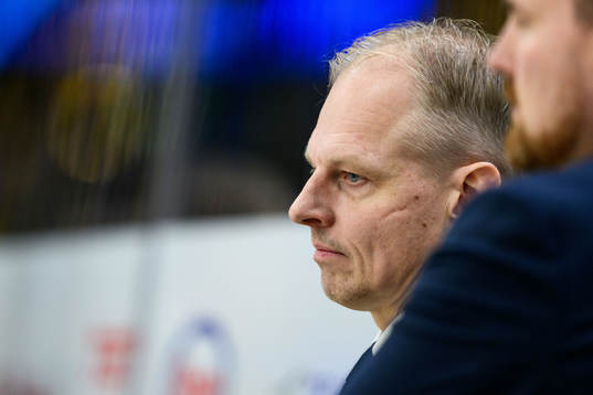 Head coach Magnus Hävelid of Sweden