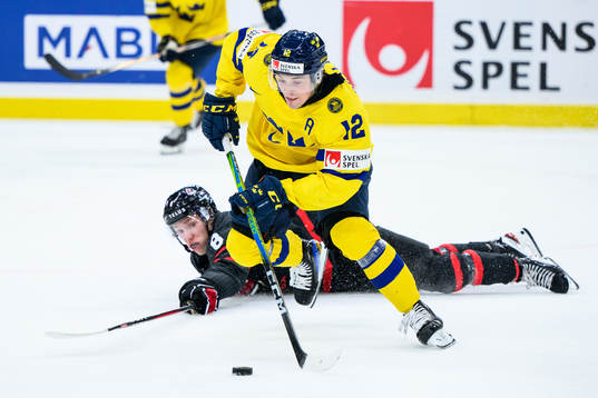Noah Östlund of Sweden and Owen Beck of Canada