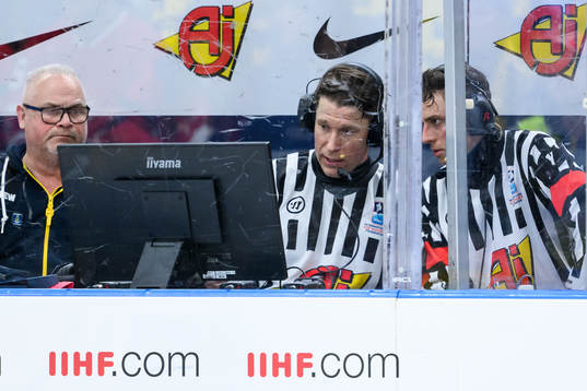 Referees Tobias Björk and Mark Pearce