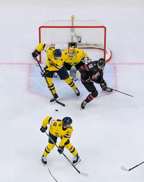 Goaltender Hugo Hävelid, Elias Pettersson and Noah
