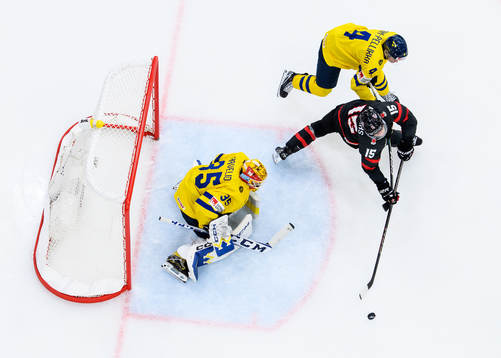 goaltender Hugo Hävelid and Axel Sandin-Pellikka of Sweden