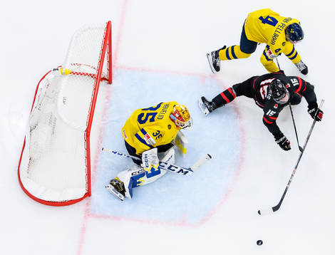 goaltender Hugo Hävelid and Axel Sandin-Pellikka of Sweden