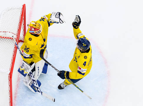 goaltender Hugo Hävelid and Axel Sandin-Pellikka of Sweden