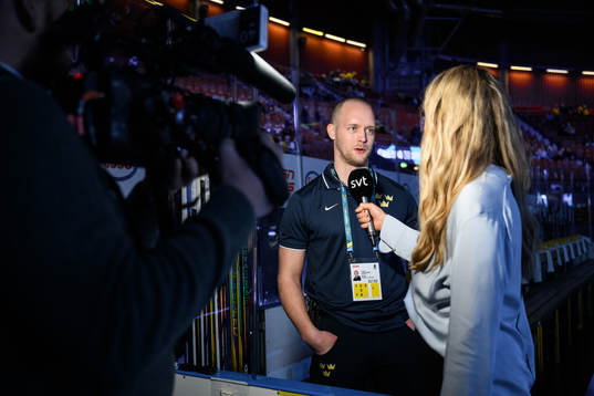 Equipment manager Jonas Landström speaks to SVT