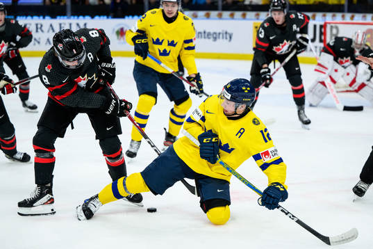 Owen Beck of Canada and Noah Östlund of Sweden