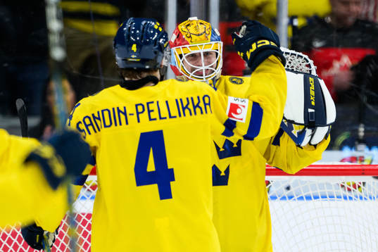 Axel Sandin-Pellikka and goaltender Hugo Hävelid of Sweden