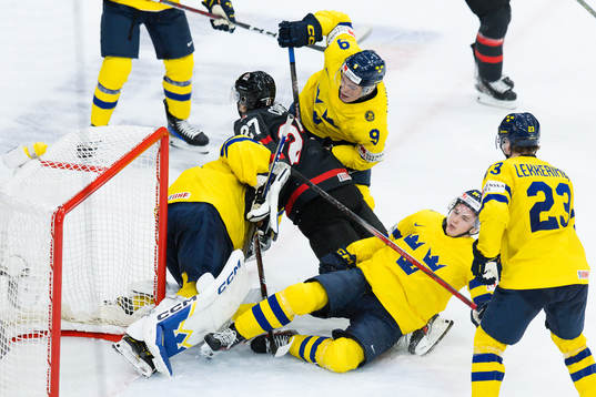 Goaltender Hugo Hävelid, Theo Lindstein, Tom Willander,