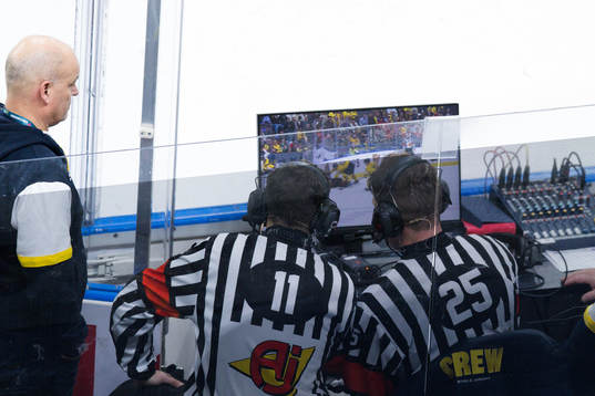 Referees Tobias Björk and Mark Pearce