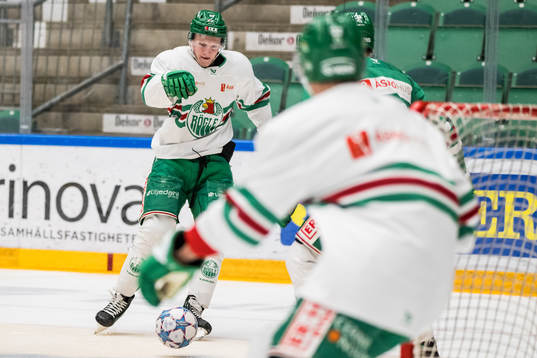 Adam Engström spelar fotboll