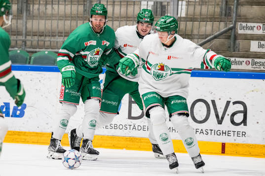 Michael Kapla och Lian Bichsel spelar fotboll