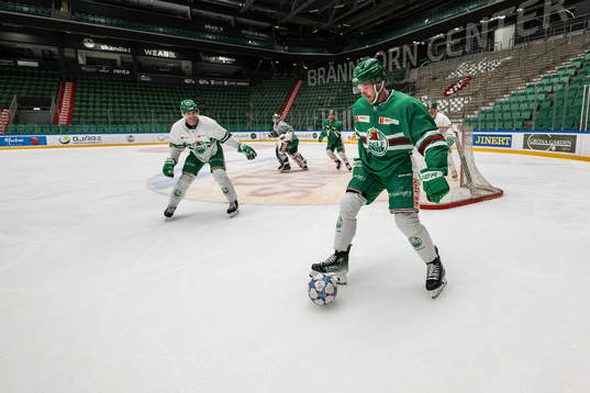 Brandon Davidson och Linus Sandin spelar fotboll