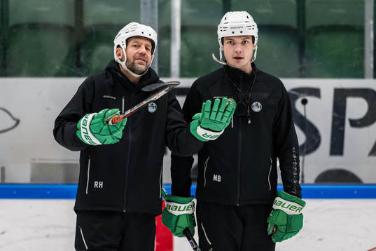 tränare Roger Hansson och assisterande tränare Max Bohlin