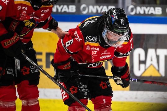 Luleås Jenni Hiirikoski har ont