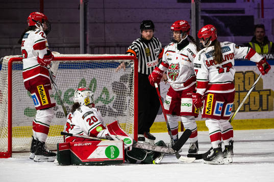 Modos målvakt Andrea Brändli deppar med lagkamrater