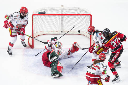 Luleås Jaycee Magwood gör 5-2 bakom Modos målvakt Andrea