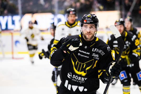 Västerås Konstantin Komarek jublar