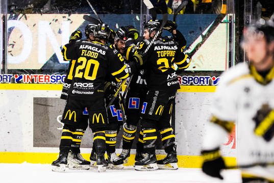 Västerås Konstantin Komarek jublar