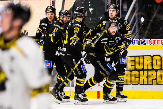 Västerås Konstantin Komarek jublar