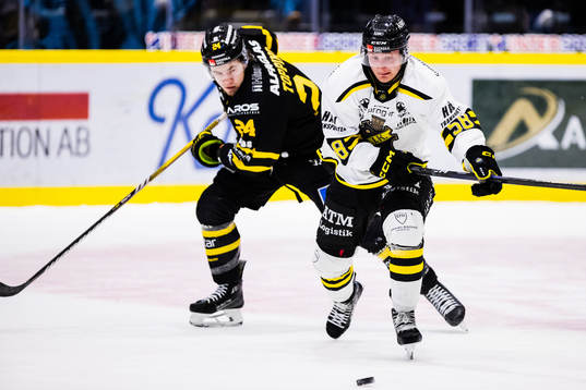 Västerås Kyle Topping och AIKs Oskar Magnusson