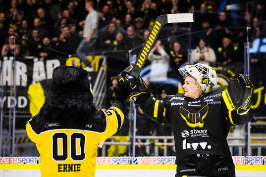Västerås målvakt Niilo Halonen jublar