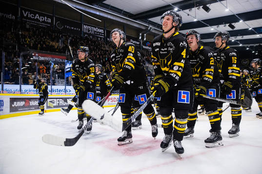 Västerås Isak Skedung jublar med lagkamrater