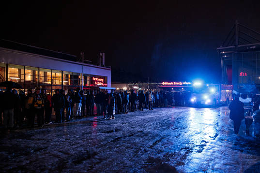 Brandbil med blåljus utanför ABB Arena
