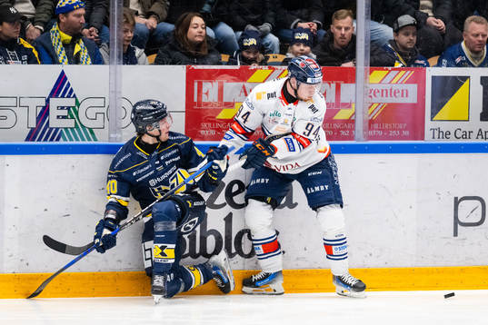 HV71s Oskar Stål-Lyrenäs och Växjös Joel Persson